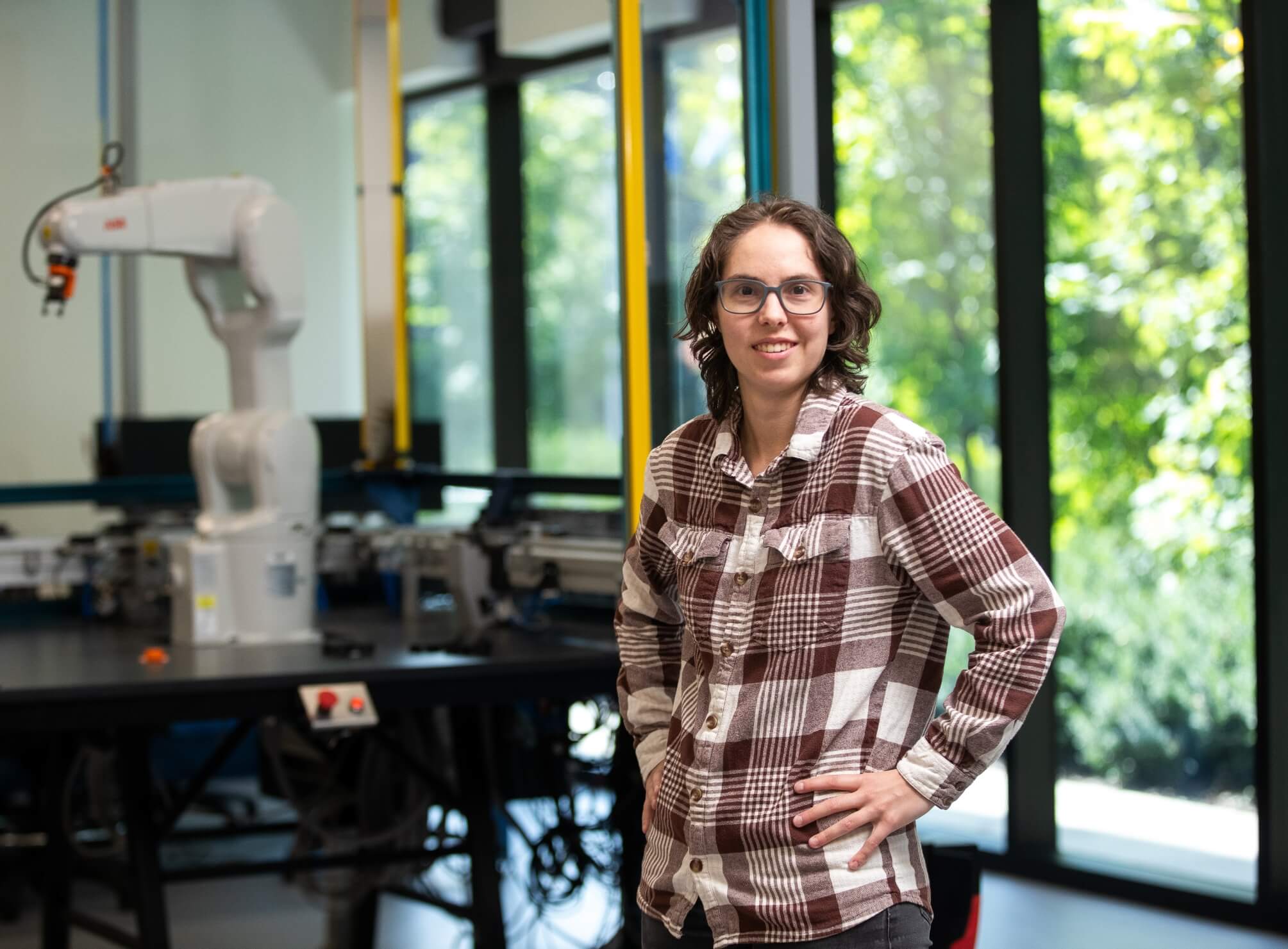 Étudiante en génie mécanique au campus de l’UQTR à Drummondville, profitant d’un laboratoire en automatisation.