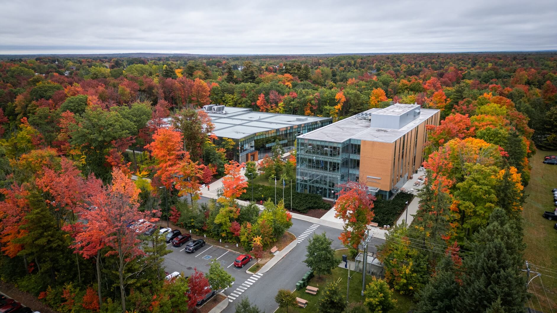 Photo prise par drone du campus de l'UQTR à Drummondville, avec des arbres arborant leurs couleurs d'automne.
